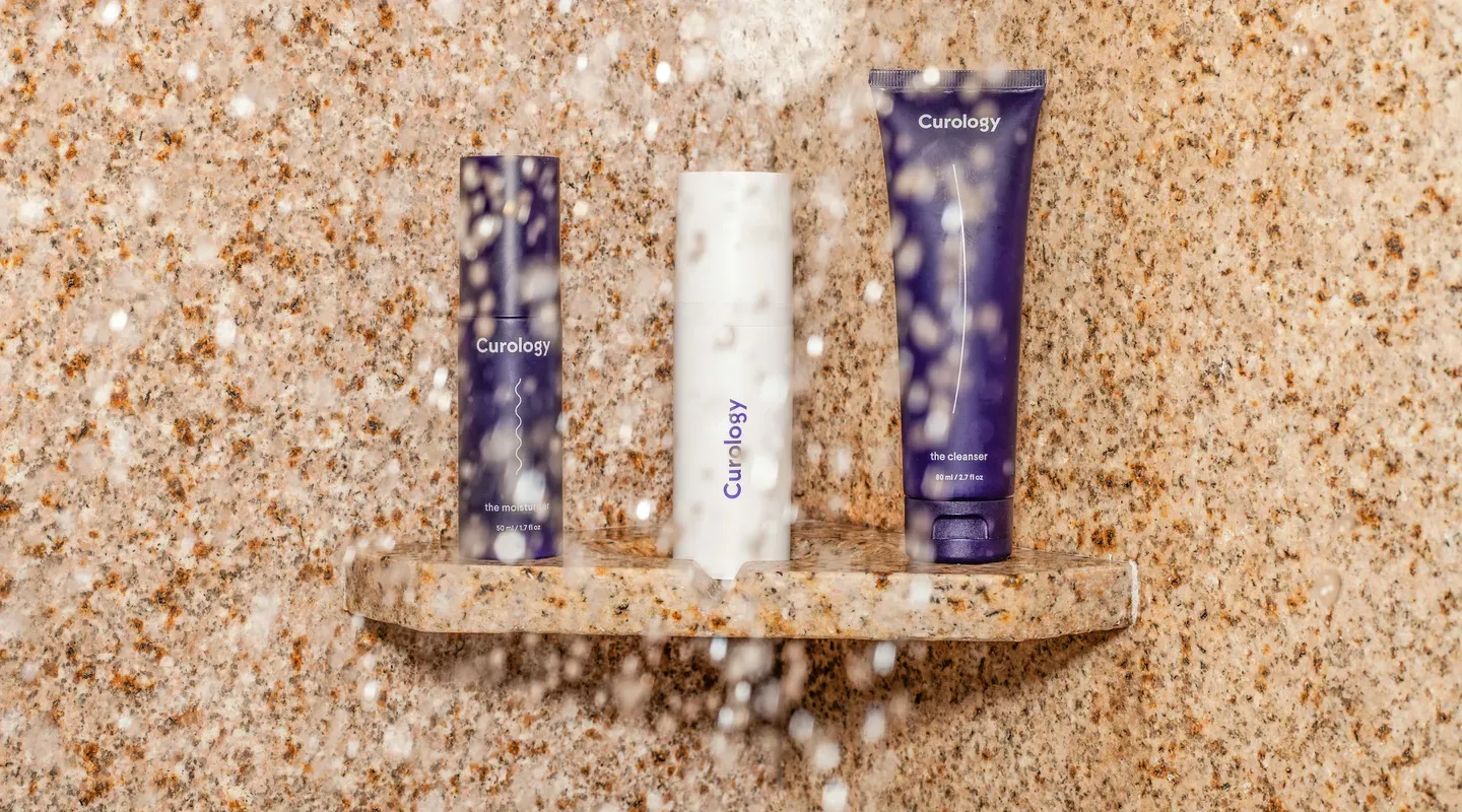 ブラウンの棚に並んだ3本のトイレタリー