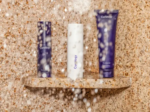 ブラウンの棚に並んだ3本のトイレタリー